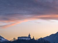 Orange leuchtendes Wolkenband am Abendhimmel über Schloß Hohenaschau